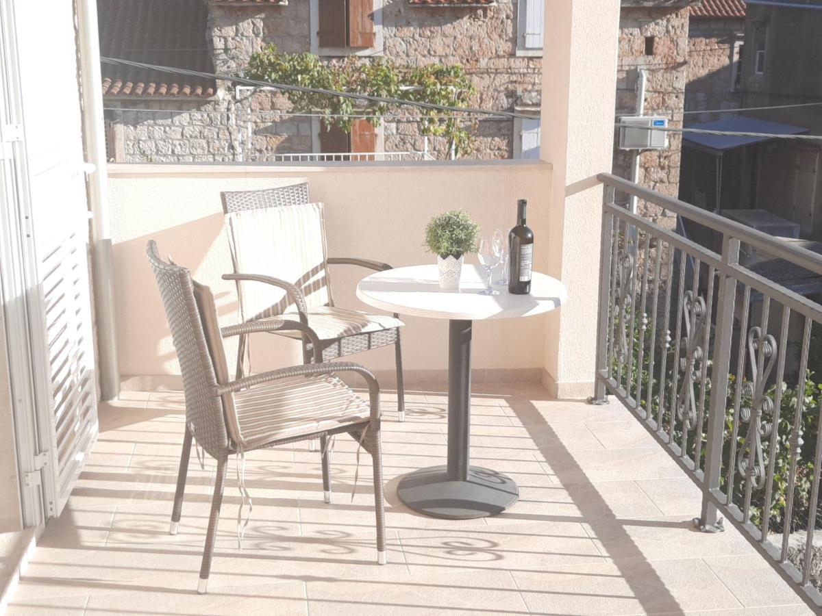 Apartments Villa Beba Komiža Eksteriør bilde