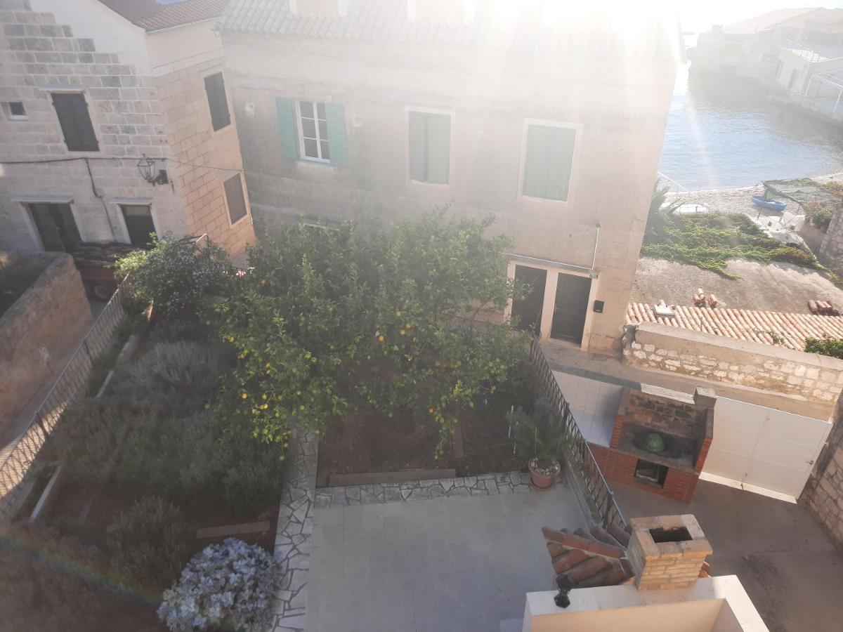 Apartments Villa Beba Komiža Eksteriør bilde