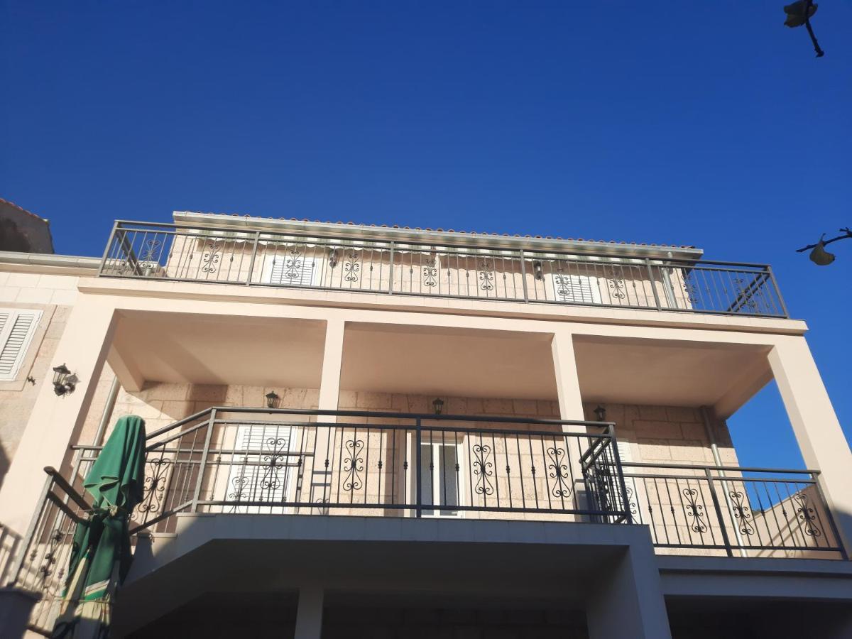 Apartments Villa Beba Komiža Eksteriør bilde