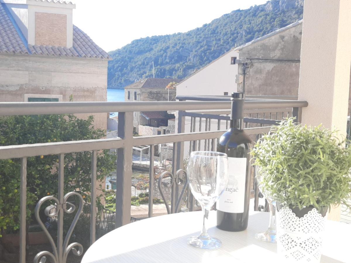 Apartments Villa Beba Komiža Eksteriør bilde