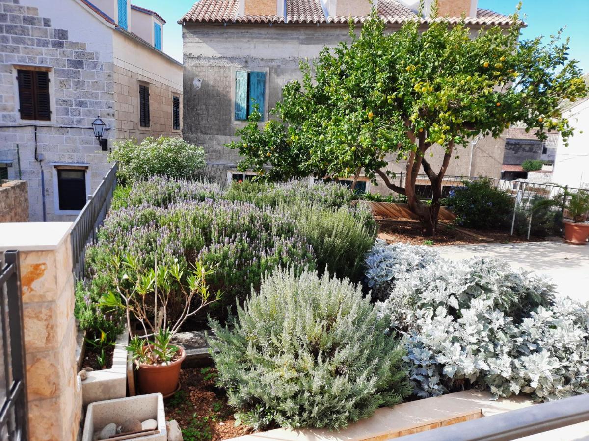 Apartments Villa Beba Komiža Eksteriør bilde